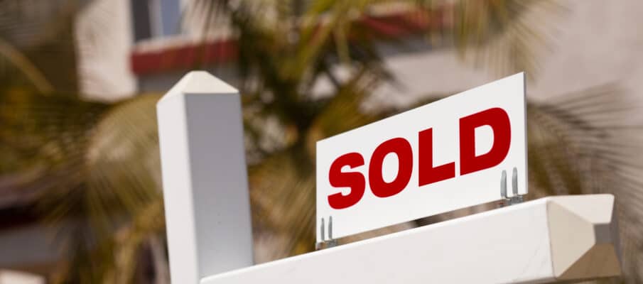 Close up,Of,Sold,Real,Estate,Sign,In,Front,Of,House.